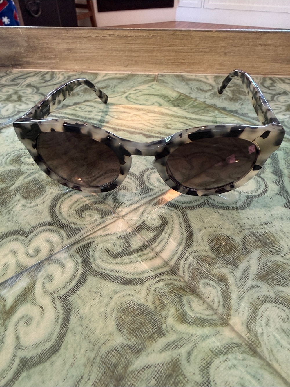 Banana Republic -Tortoiseshell Round Sunglasses - Picture 4 of 7